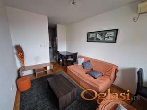 **Nova Detelinara - nov namešten jednoiposoban stan sa niskim troškovima **